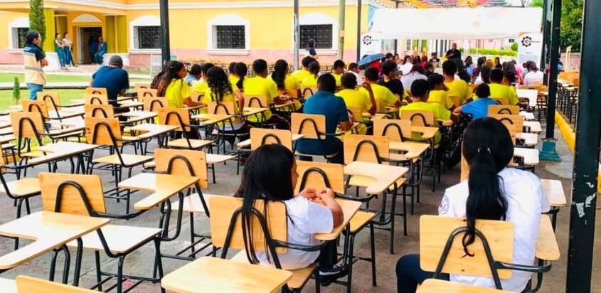 16 centros educativos reciben mobiliario escolar con el apoyo de CENDESVULH
